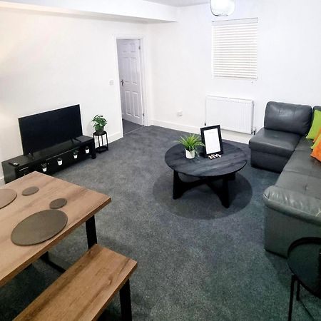 Stylish 2 Bed Apartment With Free Parking, Speed Wifi, Free Parking Colchester Bagian luar foto