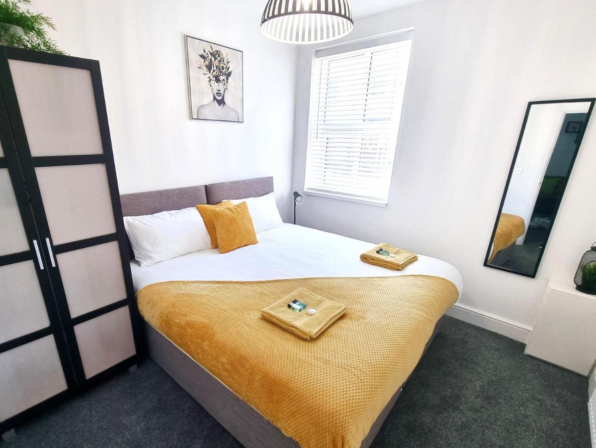 Stylish 2 Bed Apartment With Free Parking, Speed Wifi, Free Parking Colchester Bagian luar foto
