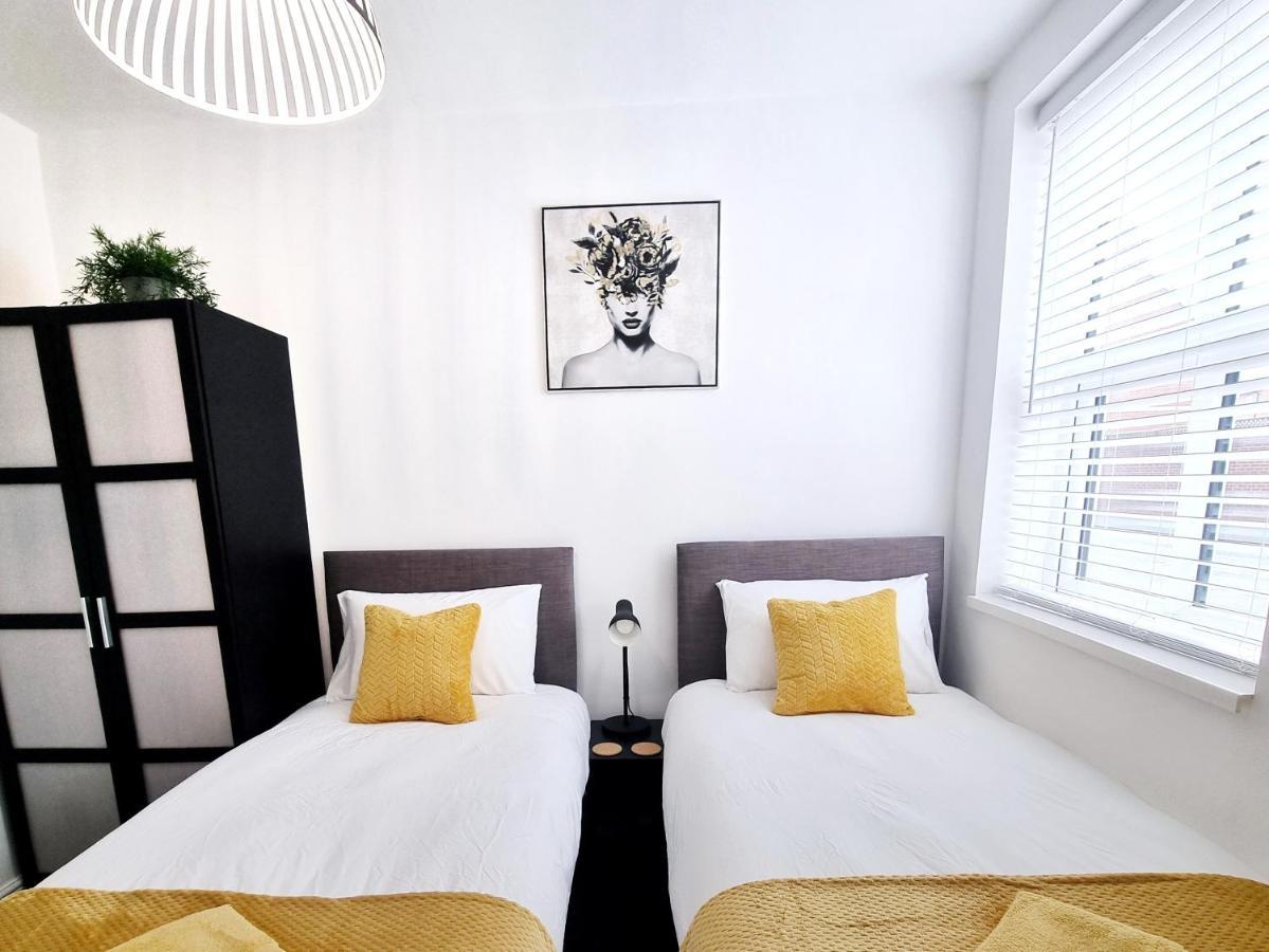 Stylish 2 Bed Apartment With Free Parking, Speed Wifi, Free Parking Colchester Bagian luar foto